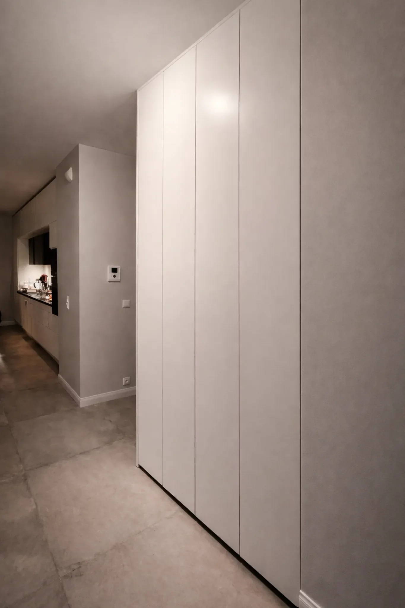 szafa na wymiar front bialy korytarz