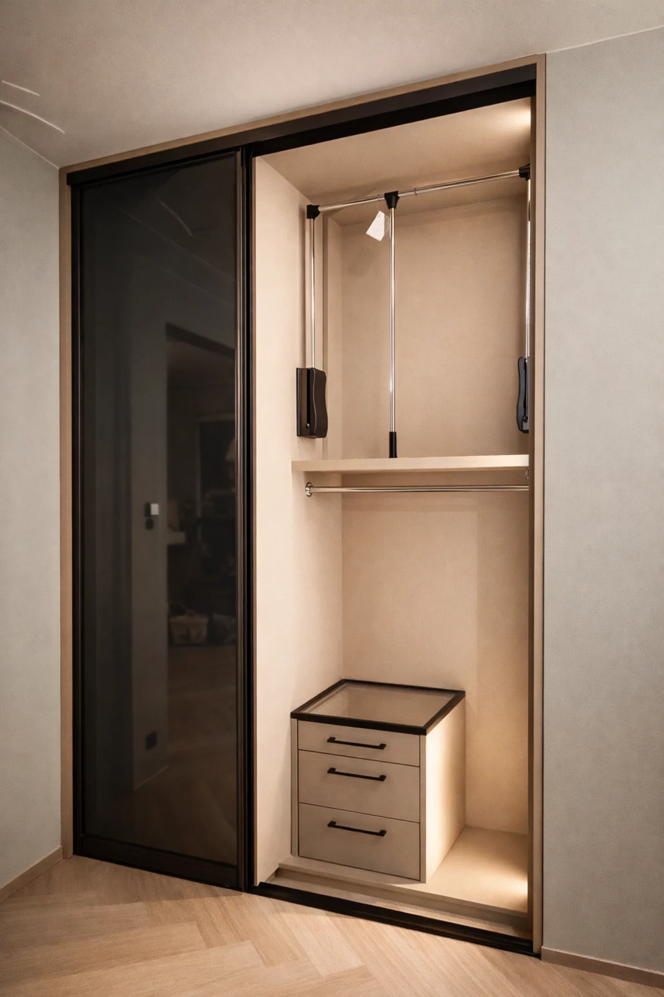 szafa przesuwna wnetrze szuflady drazek