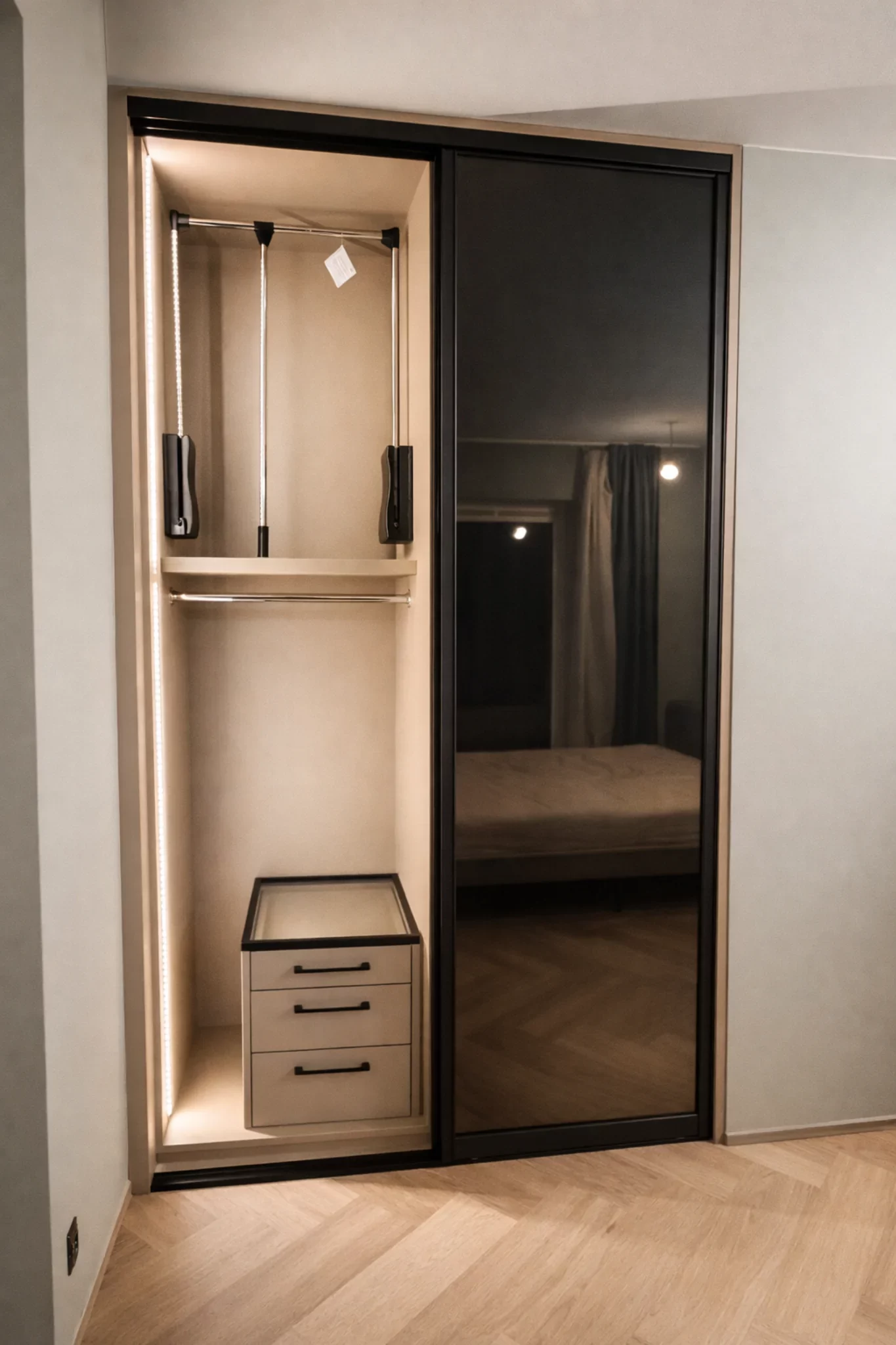 szafa przesuwna wnetrze szuflady led