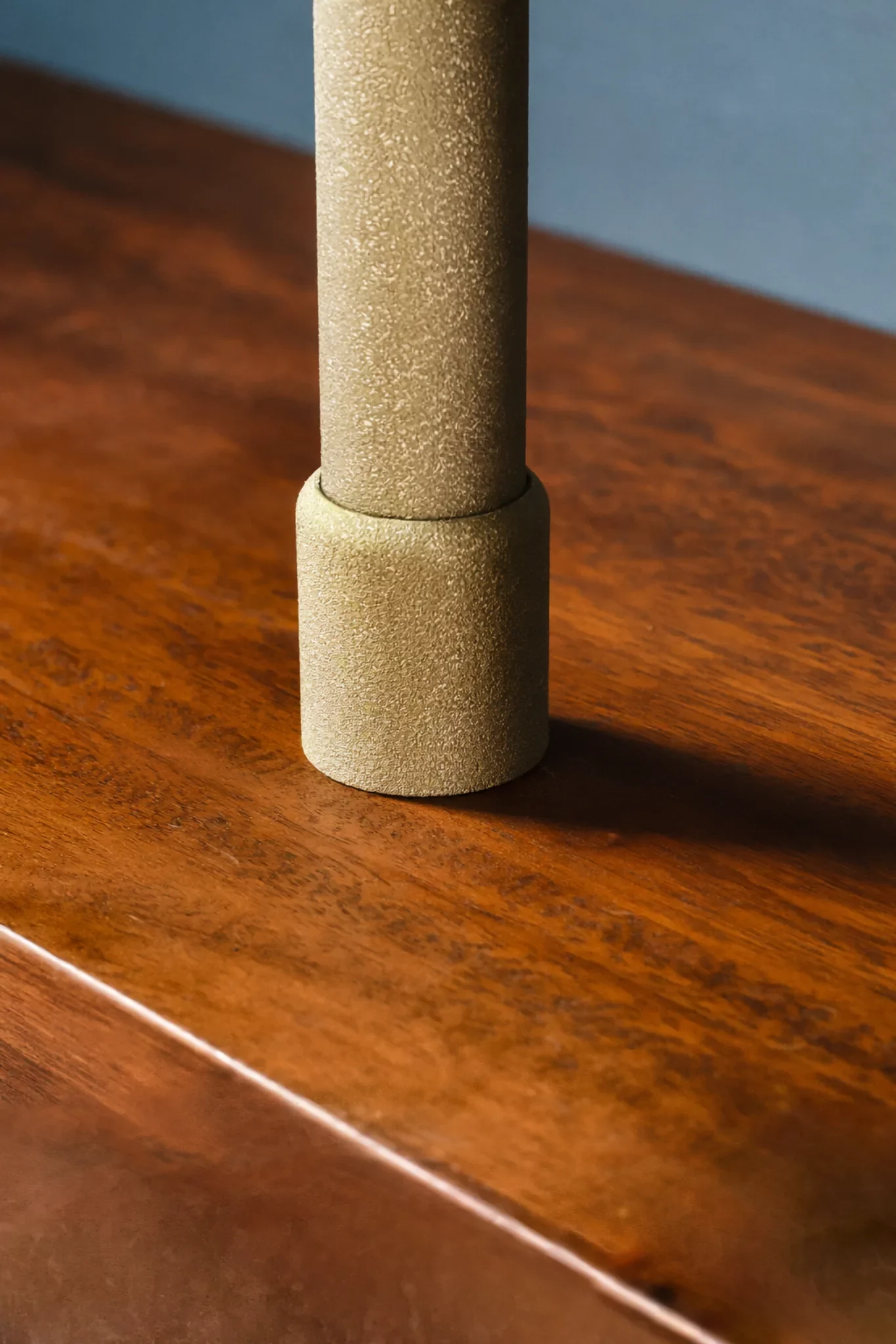 regal drewniany mosiadz detal stopka