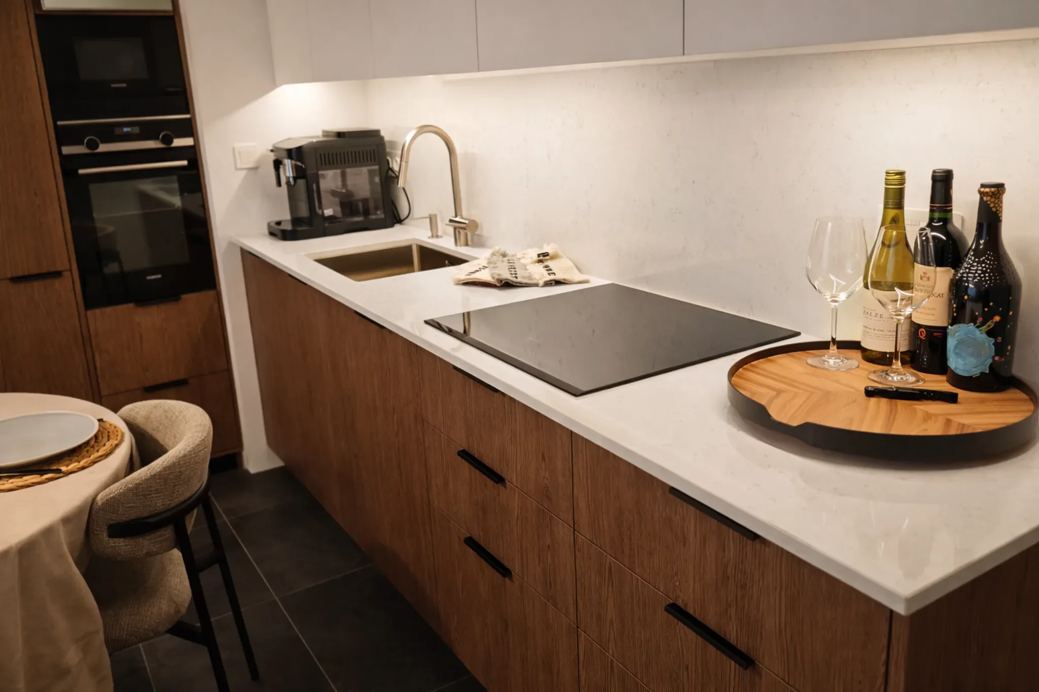 kuchnia na wymiar drewno bialy blat