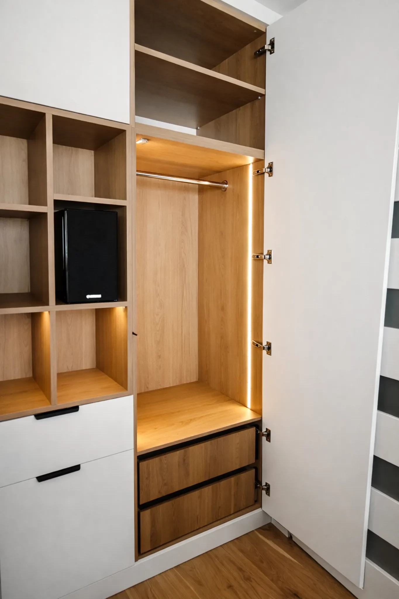 szafa na wymiar detal oswietlenie led drazek